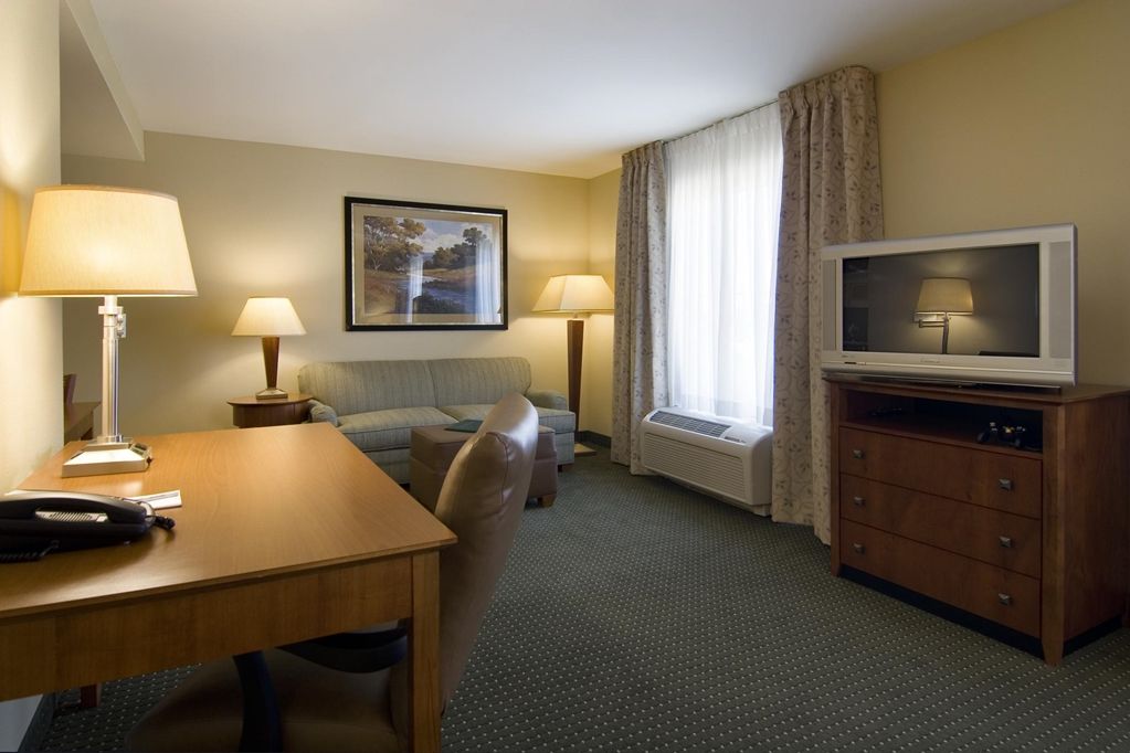 Larkspur Landing Extended Stay Suites St Louis Riverport Maryland Heights Room photo